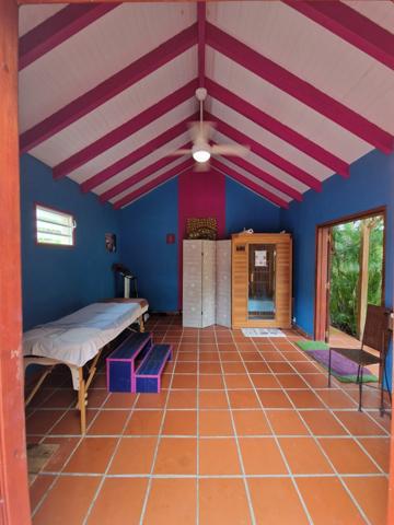 Pure villa Créole plage à pied + 2 bungalow F1 et F3 avec garage et piscine sur 1965 m² de terrain arboré