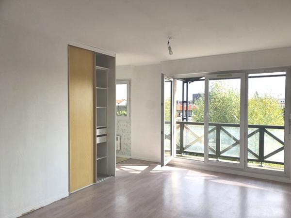 Lille Bois-Blancs T1bis avec balcon et parking