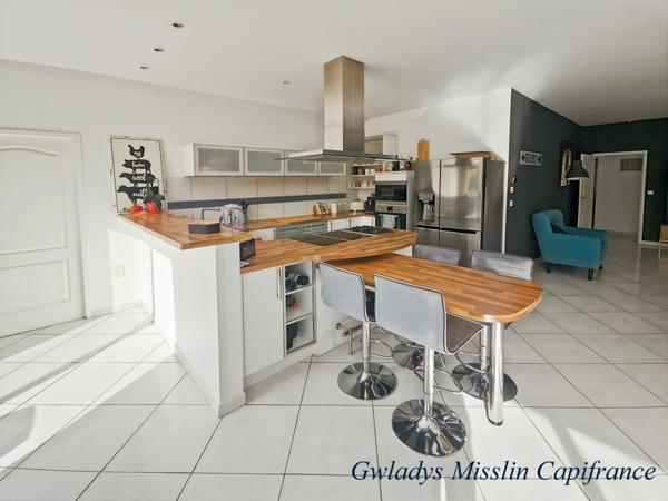 Magnifique propriété à EYSINES de 441 m² avec maison contemporaine de 9 pièces et un immense loft/local d'activité