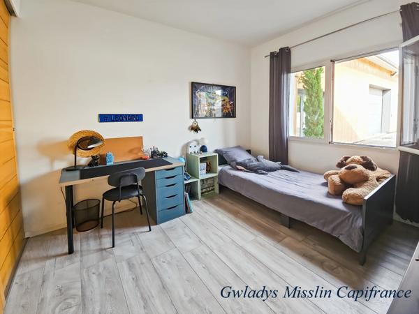 Magnifique propriété à EYSINES de 441 m² avec maison contemporaine de 9 pièces et un immense loft/local d'activité