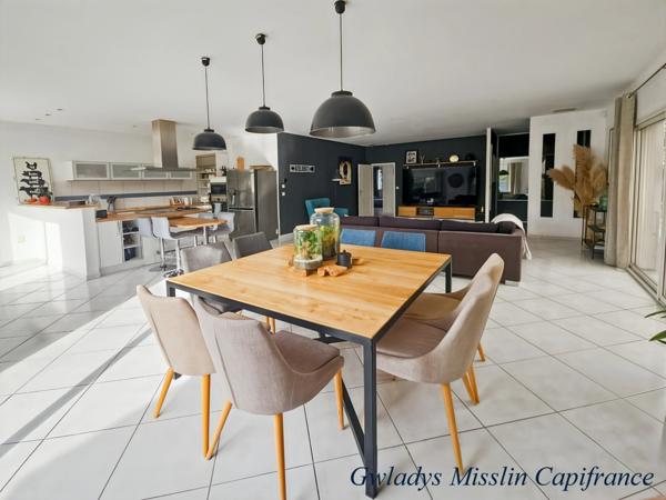 Magnifique propriété à EYSINES de 441 m² avec maison contemporaine de 9 pièces et un immense loft/local d'activité