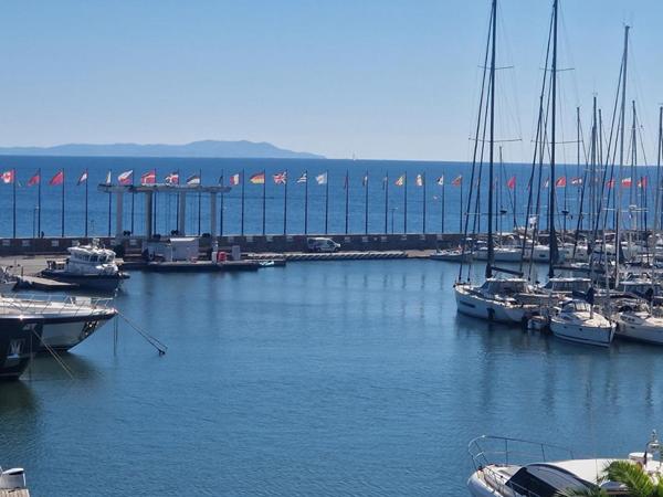 Appartement traversant avec vue mer panoramique  Port de Hyères