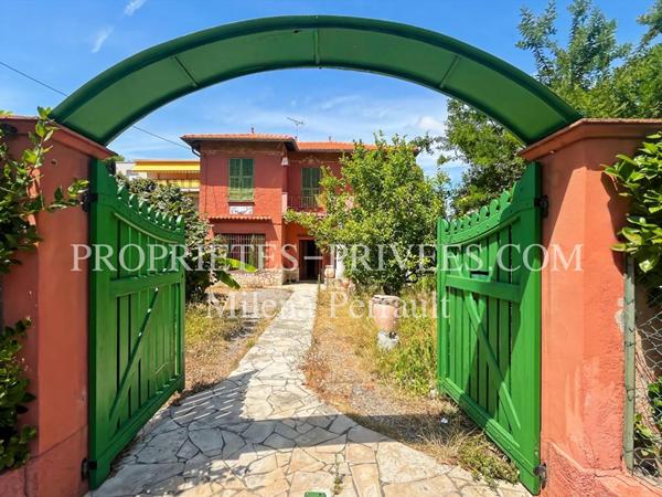 Rare opportunité à Saint-Laurent-du-Var ! Maison de ville à rénover avec jardin et garage