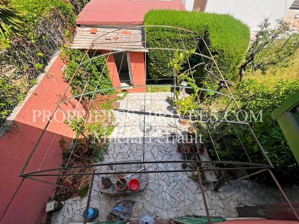 Rare opportunité à Saint-Laurent-du-Var ! Maison de ville à rénover avec jardin et garage