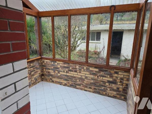 Maison d'habitation comprenant une entrée, une chambre, un salon-salle à manger, une cuisine do...