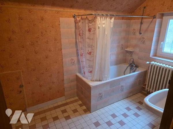 Maison d'habitation comprenant une entrée, une chambre, un salon-salle à manger, une cuisine do...