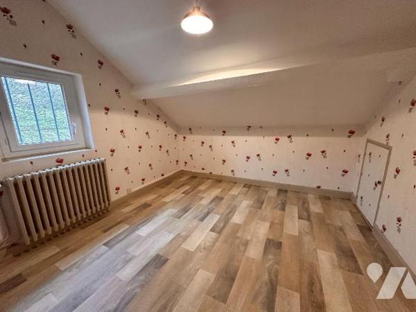 Maison d'habitation comprenant une entrée, une chambre, un salon-salle à manger, une cuisine do...