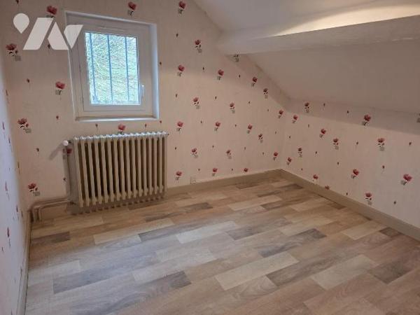 Maison d'habitation comprenant une entrée, une chambre, un salon-salle à manger, une cuisine do...