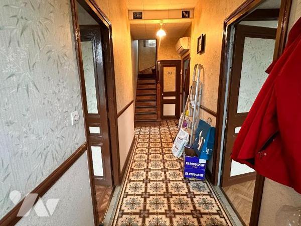 Maison d'habitation comprenant une entrée, une chambre, un salon-salle à manger, une cuisine do...