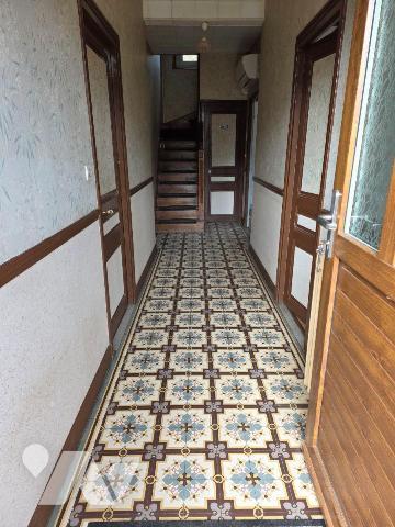 Maison d'habitation comprenant une entrée, une chambre, un salon-salle à manger, une cuisine do...