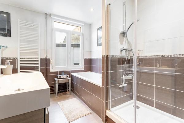 Maison
         5 pièces
        - 82 m² Exclusivité 279 000 € *