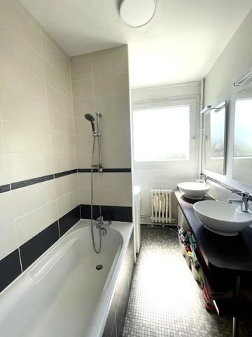 Vente                                                      Appartement
                        
                     4 pièces                      81 m2                     à Compiègne