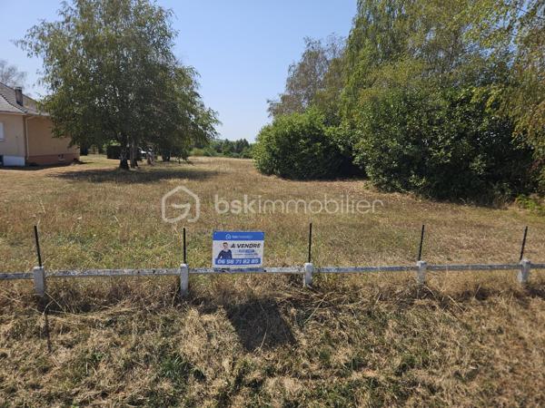 À découvrir à Pusey, ce terrain constructible d'une superficie de 3 348 m², offrant un bel espace pour concrétiser votre projet de construction.

Sa surface généreuse permet d'envisager différents projets et vous offre l'opportunité d'une construction à votre image en profitant d'un environnement agréable, tout en restant à proximité des commerces, services et principaux axes du secteur de Vesoul.

Les atouts :

Terrain constructible
Surface totale : 3 348 m²
Belle superficie offrant de nombreuses possibilités d'aménagement
Secteur recherché à proximité de Vesoul
Accès rapide aux commerces et services

Un terrain à découvrir pour imaginer votre future maison dans un secteur alliant espace, tranquillité et proximité des commodités.

Pour plus d'informations, connaître les caractéristiques précises du terrain ou organiser une visite, contactez-moi.

Olivier Bailly
Conseiller immobilier BSK