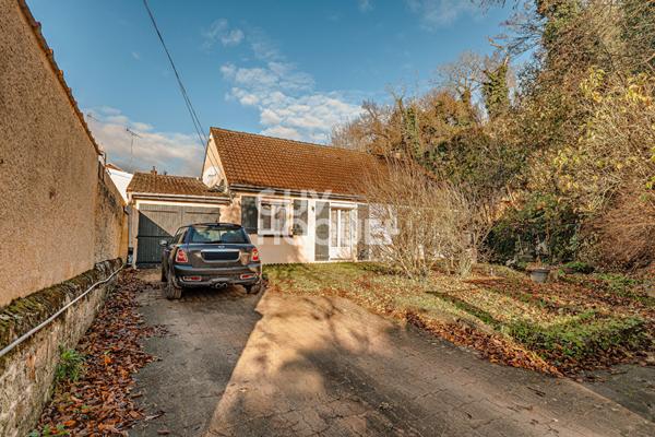 Plain-pied lumineux et fonctionnel avec vaste cave en carrière