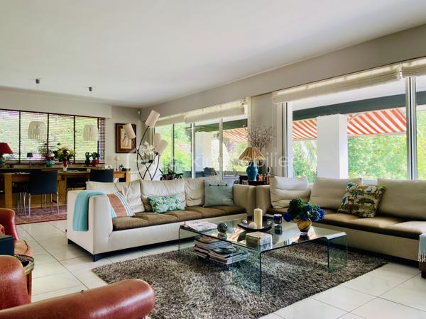 Dans l’un des secteurs les plus prisés d’Urrugne, au cœur d’un environnement calme et privilégié, découvrez cette superbe propriété de 238 m² habitables, implantée sur un magnifique terrain paysager de 2 978 m², offrant une vue dégagée sur la Rhune.
Pensée pour un confort de vie optimal, cette maison séduit dès l’entrée par ses beaux volumes et sa luminosité. Le niveau principal accueille une vaste pièce de vie d’environ 67 m², agrémentée d’une cheminée et largement ouverte sur les terrasses et le jardin. La cuisine, fonctionnelle et conviviale, est prolongée par une arrière-cuisine, idéale pour le quotidien.
L’espace nuit principal comprend une suite parentale avec dressing, salle d’eau privative et accès direct à la terrasse, ainsi que deux chambres supplémentaires et une salle de bains.
En rez-de-jardin, un niveau entièrement aménagé offre de multiples possibilités : chambres supplémentaires, espace salon, salle de jeux, bureau… Un véritable atout pour recevoir famille et amis ou imaginer un espace de vie indépendant selon vos envies.
À l’extérieur, vous profiterez d’un superbe jardin arboré, d’une piscine chauffée de 8 x 4 mètres, de plusieurs terrasses propices à la détente ainsi que d’un vaste espace de stationnement complété par un double garage.
Située à seulement quelques minutes de Saint-Jean-de-Luz, des plages et des commodités, cette propriété conjugue avec élégance espace, confort et qualité de vie dans un cadre naturel d’exception.
Les atouts :
	●	Vue dégagée sur la Rhune
	●	Terrain de 2 978 m²
	●	Piscine chauffée 8 x 4 m
	●	Double garage
	●	Volumes généreux
	●	Nombreuses possibilités d’aménagement
	●	Environnement résidentiel recherché

Une propriété rare sur le marché, idéale aussi bien en résidence principale qu’en résidence secondaire. Une visite vous permettra d’en apprécier pleinement les volumes, la qualité de ses prestations et le cadre de vie exceptionnel qu’elle offre.