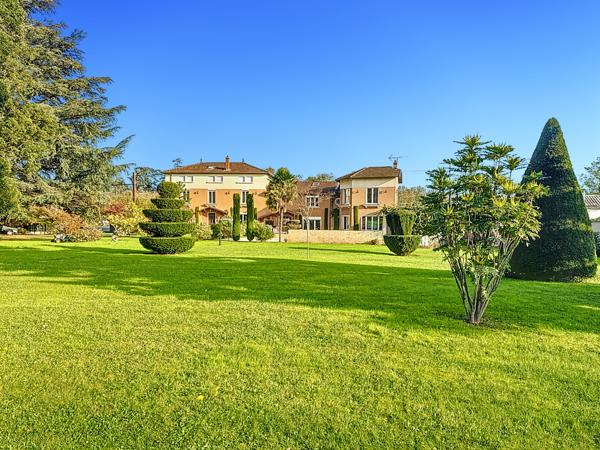 Quincieux (69650) Propriété 423m² hab terrain 5000m² piscine 7 chambres