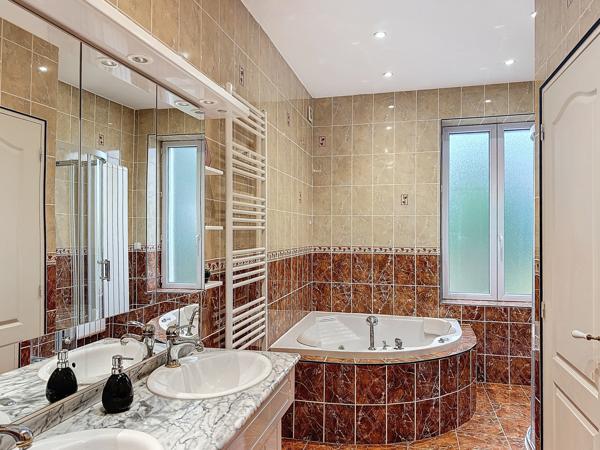 Quincieux (69650) Propriété 423m² hab terrain 5000m² piscine 7 chambres