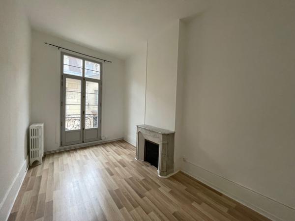 Appartement
                                                                                                                                                                                                                                                                                                                        4 pièce(s)                                                                                                                                                                                                          3 chambre(s)                                                                                                                                                                                                          108  m²