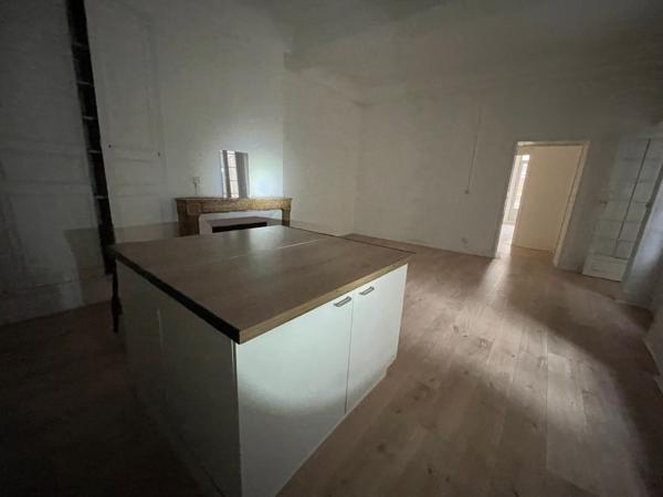 Appartement
                                                                                                                                                                                                                                                                                                                        4 pièce(s)                                                                                                                                                                                                          3 chambre(s)                                                                                                                                                                                                          108  m²