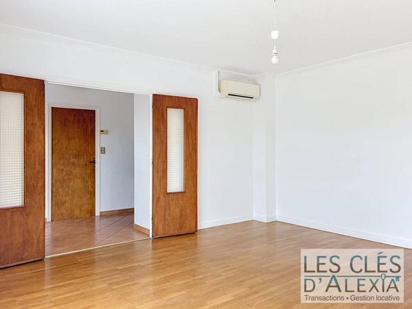 Maison deux appartements- Terrain- deux garages- Veranda