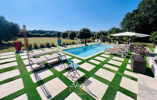 Bastide lumineuse & confidentielle entre vignes et oliviers.