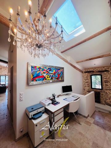 Bastide lumineuse & confidentielle entre vignes et oliviers.