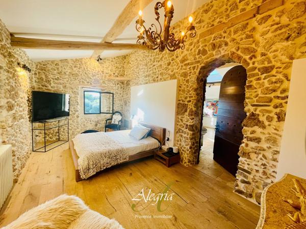 Bastide lumineuse & confidentielle entre vignes et oliviers.