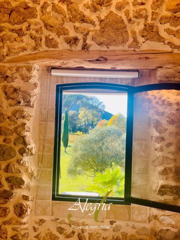 Bastide lumineuse & confidentielle entre vignes et oliviers.