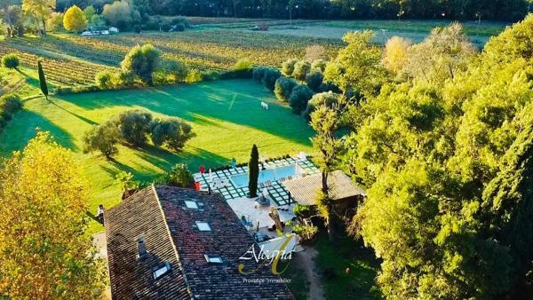 Bastide lumineuse & confidentielle entre vignes et oliviers.