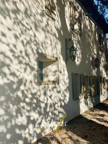 Bastide lumineuse & confidentielle entre vignes et oliviers.