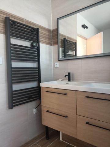 MAISON RENOVEE T3/4 - GRATENTOUR - GARAGE ET JARDIN