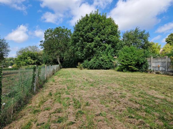 Terrain viabilisé, plat et vue dégagée au cœur du village !