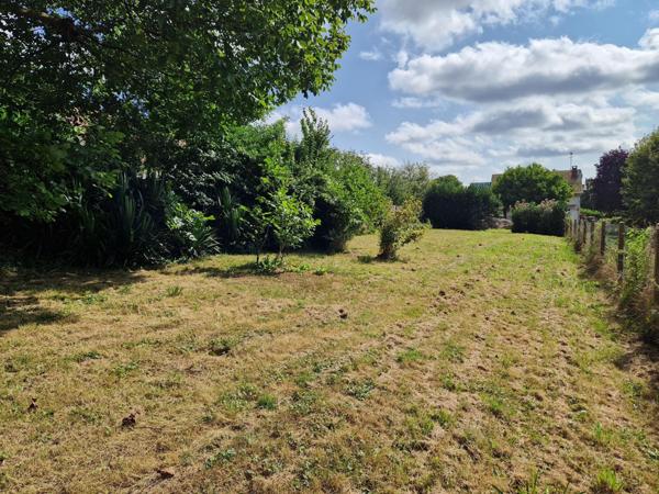 Terrain viabilisé, plat et vue dégagée au cœur du village !