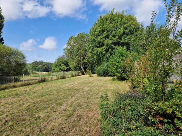 Terrain viabilisé, plat et vue dégagée au cœur du village !
