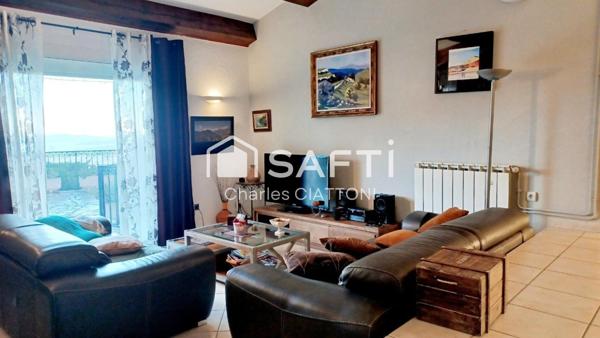 Toulon ouest ,villa traditionnelle dans le secteur très prisé des 4 chemins des routes avec piscine. Exposition sud ,vue mer.