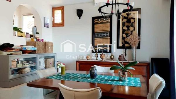 Toulon ouest ,villa traditionnelle dans le secteur très prisé des 4 chemins des routes avec piscine. Exposition sud ,vue mer.