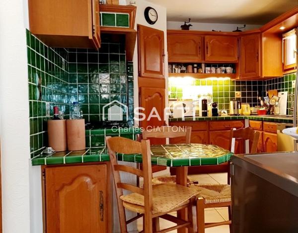 Toulon ouest ,villa traditionnelle dans le secteur très prisé des 4 chemins des routes avec piscine. Exposition sud ,vue mer.