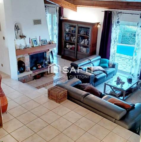 Toulon ouest ,villa traditionnelle dans le secteur très prisé des 4 chemins des routes avec piscine. Exposition sud ,vue mer.