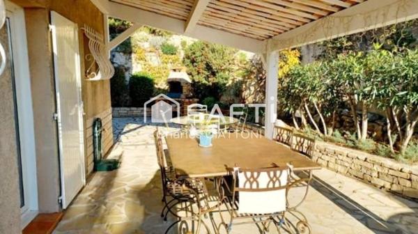 Toulon ouest ,villa traditionnelle dans le secteur très prisé des 4 chemins des routes avec piscine. Exposition sud ,vue mer.