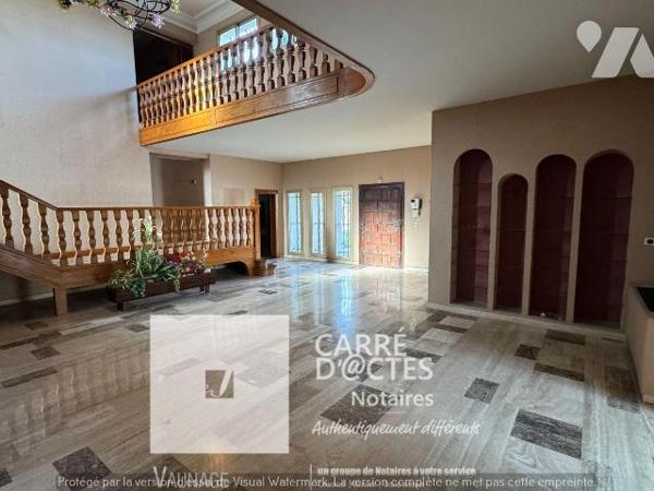 Les Notaires Associés CARRE D'@CTES VAUNAGE vous proposent cette grande Villa familiale d'envir...