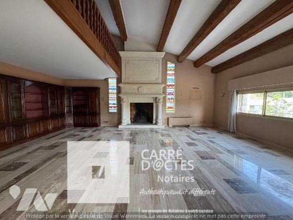 Les Notaires Associés CARRE D'@CTES VAUNAGE vous proposent cette grande Villa familiale d'envir...