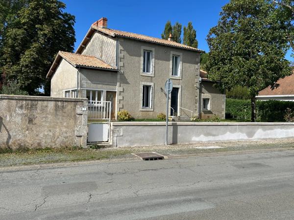CHARMANTE MAISON INDIVIDUELLE PROCHE CENTRE BOURG SUR 1751 M² DE JARDIN, ANNEXES et DÉPENDANCES