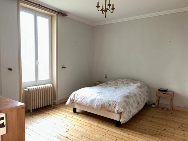 CHARMANTE MAISON INDIVIDUELLE PROCHE CENTRE BOURG SUR 1751 M² DE JARDIN, ANNEXES et DÉPENDANCES