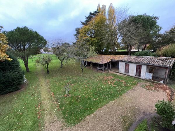 CHARMANTE MAISON INDIVIDUELLE PROCHE CENTRE BOURG SUR 1751 M² DE JARDIN, ANNEXES et DÉPENDANCES