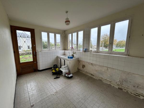 CHARMANTE MAISON INDIVIDUELLE PROCHE CENTRE BOURG SUR 1751 M² DE JARDIN, ANNEXES et DÉPENDANCES