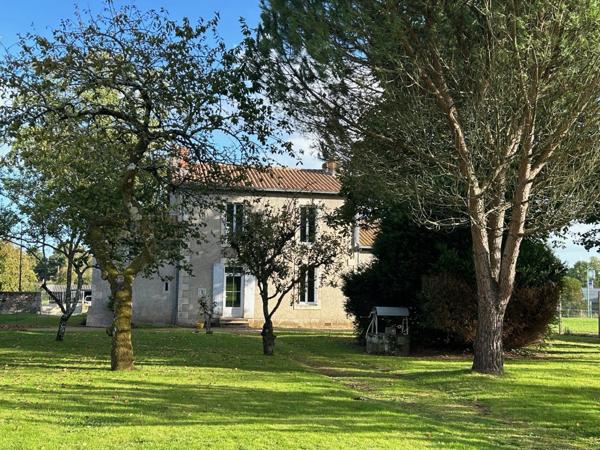 CHARMANTE MAISON INDIVIDUELLE PROCHE CENTRE BOURG SUR 1751 M² DE JARDIN, ANNEXES et DÉPENDANCES