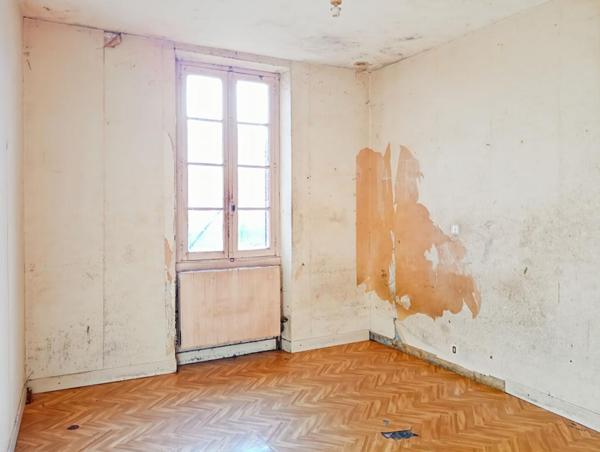 Maison de 4 pièces  entièrement à rénover à Arthes