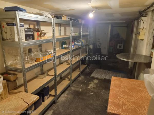 Idéalement situé au cœur d'une ville dynamique, cet immeuble de 107 m² offre un potentiel exceptionnel pour investisseur, commerçant ou projet résidentiel. Actuellement exploité en bar (libéré de toute activité lors de la vente), le bien bénéficie d'un agencement fonctionnel réparti sur trois salles.
​Atouts du bien :
​Superficie : 107 m² exploitables avec une excellente distribution.
​Modularité totale : conversion facile en commerce, bureaux, logement individuel ou plusieurs appartements (sous réserve des autorisations d'urbanisme déjà des logements avant modification en commerce).
​Emplacement : secteur attractif et dynamique, garantissant un flux constant et une valorisation pérenne.
​Que vous souhaitiez y développer un nouveau concept commercial ou repenser l'espace en habitation moderne, les volumes permettent de concrétiser tous types de projets.
A DECOUVRIR