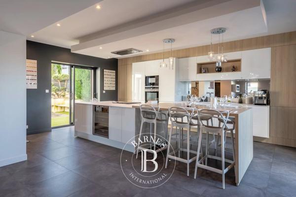 La Tour-de-Salvagny, Maison 4 Chambres -  204 m² à vendre