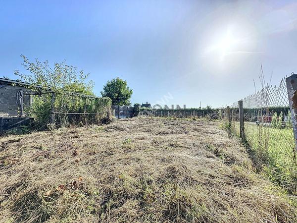 A vendre terrain constructible d'environ 290 m² non viabilisé en plein bourg de Gené, commune d'Erdre en Anjou